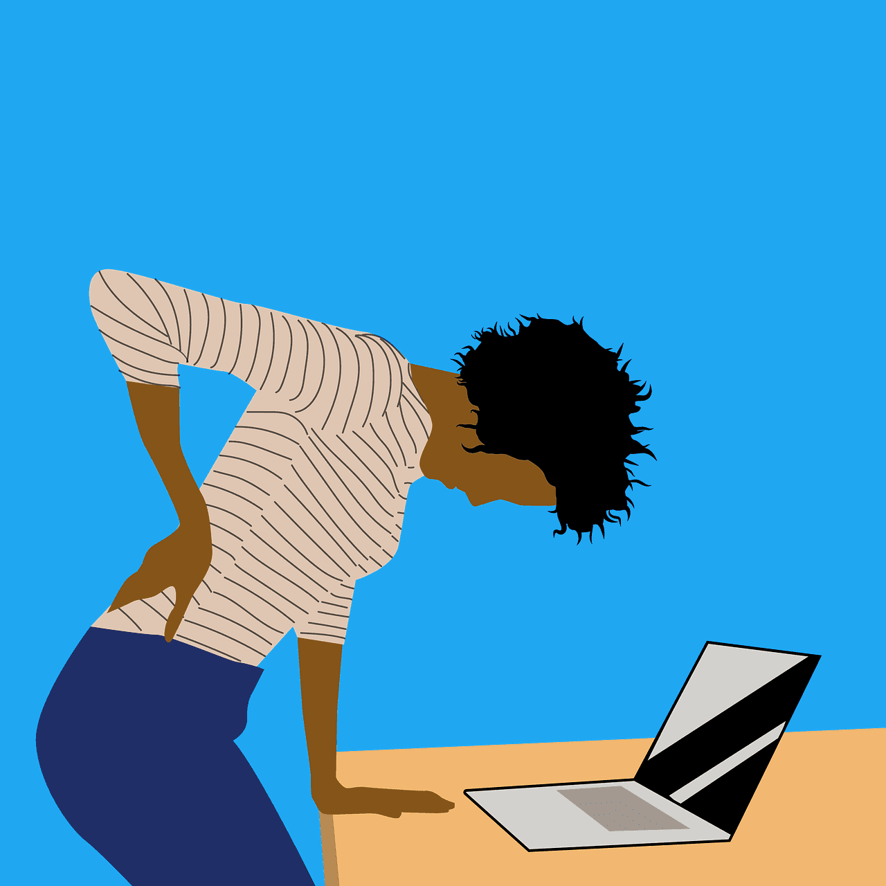 Person steht auf und hält sich den unteren Rücken während ein Laptop auf dem Tisch steht