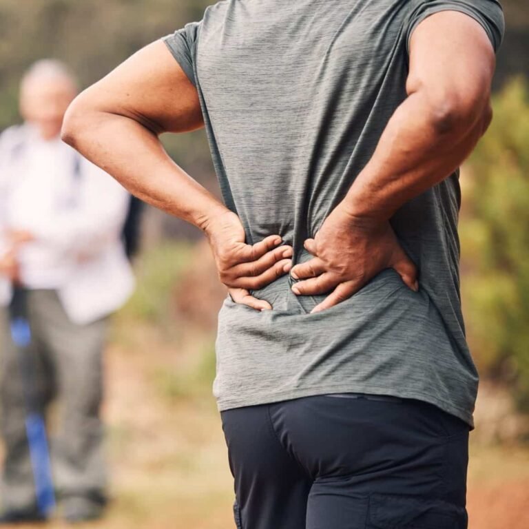 Mann-mit-Rückenschmerzen-haelt-sich-vor-Schmerzen-den-Ruecken