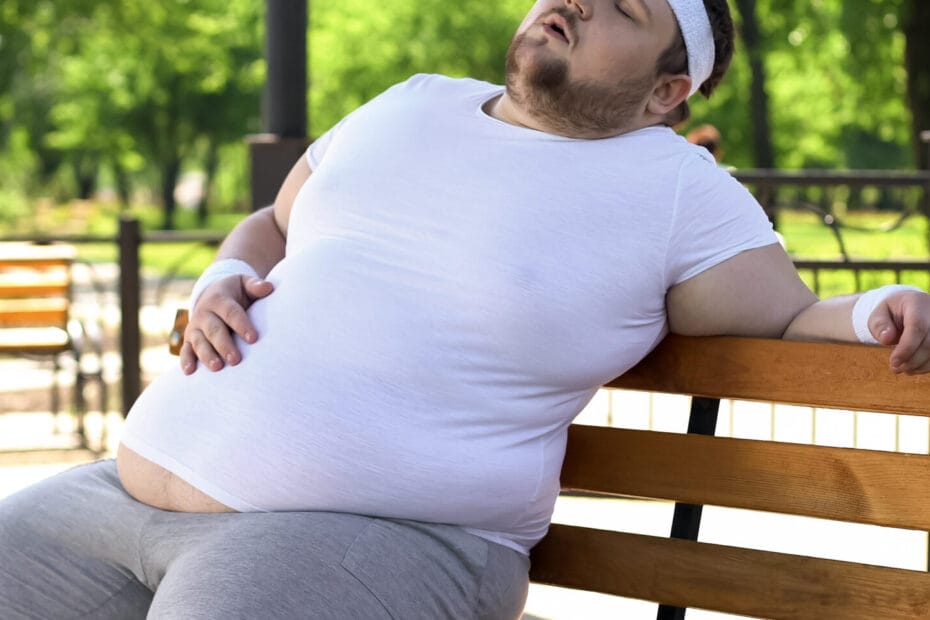 Ernährungsberatung - Gewichtsreduktion - Rückenschmerzen - abnehmen für Menschen mit Schmerzen - Obese man feels side aches after intense workouts outdoors, health problems