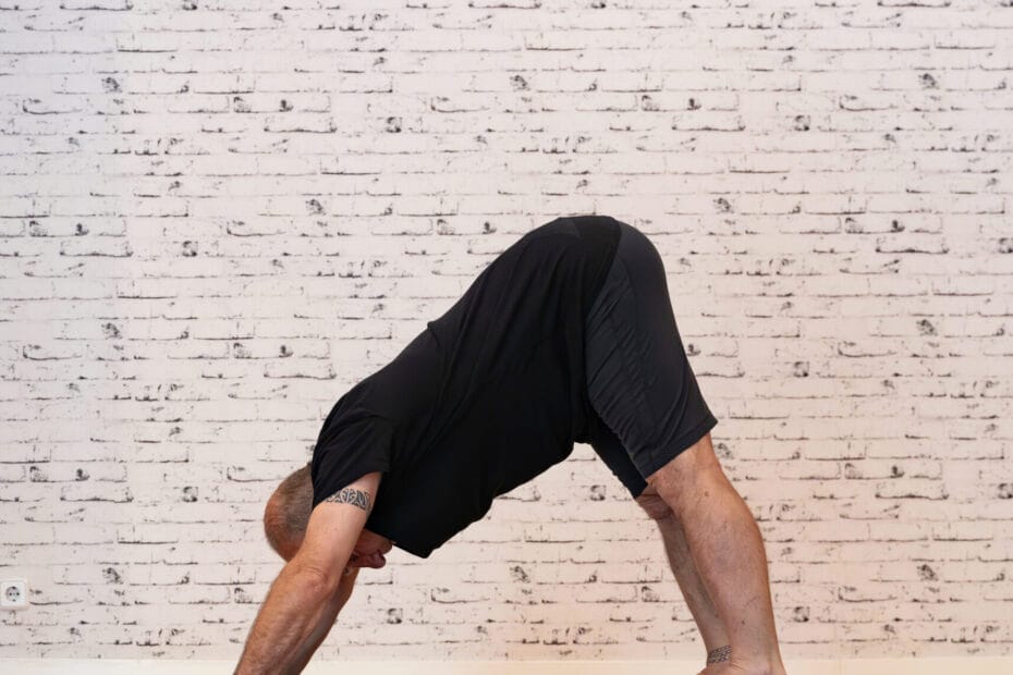 Körperhaltung verbessern - Ein Mann der die downward looking dog position ausführt