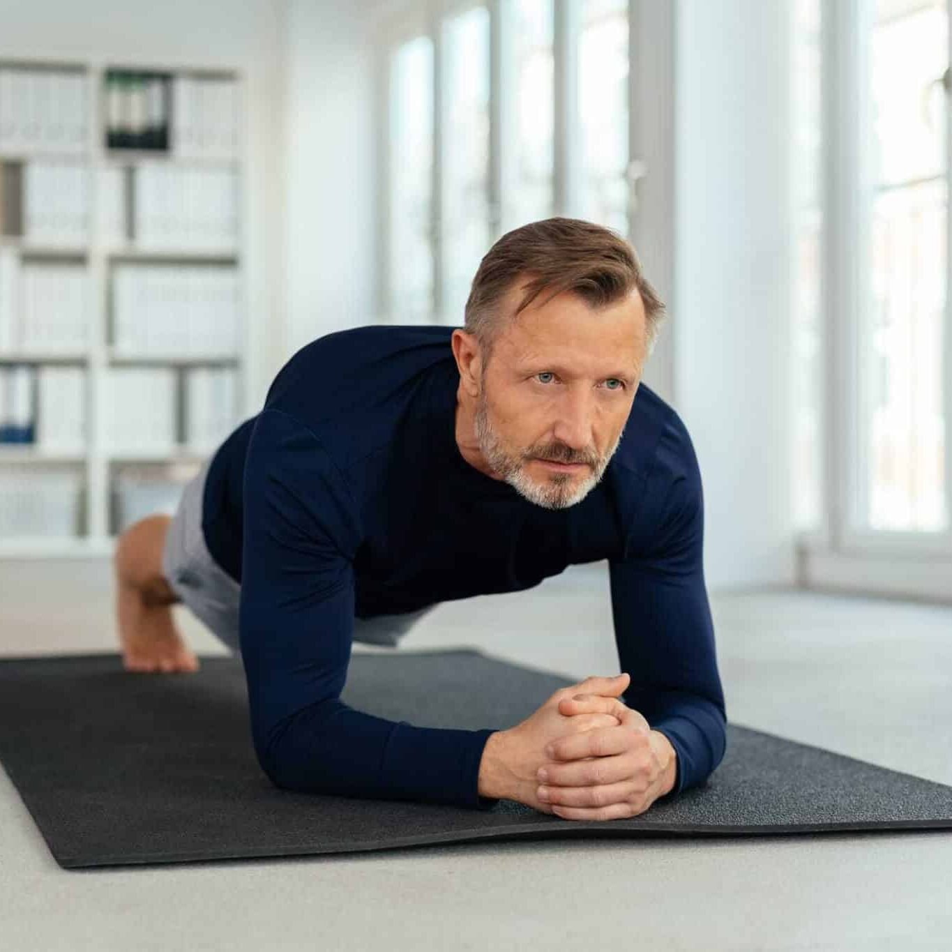 Mann macht Plank – Rumpftraining bei Rückenschmerzen